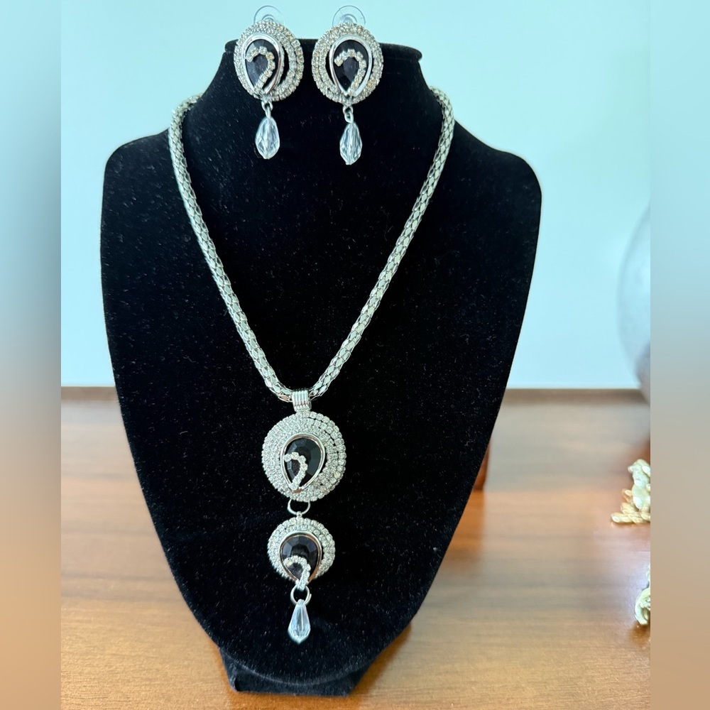 Elegant Silver and Black Necklace Set